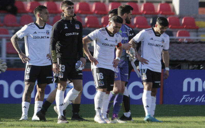 Jugadores de Colo-Colo cabizbajos.