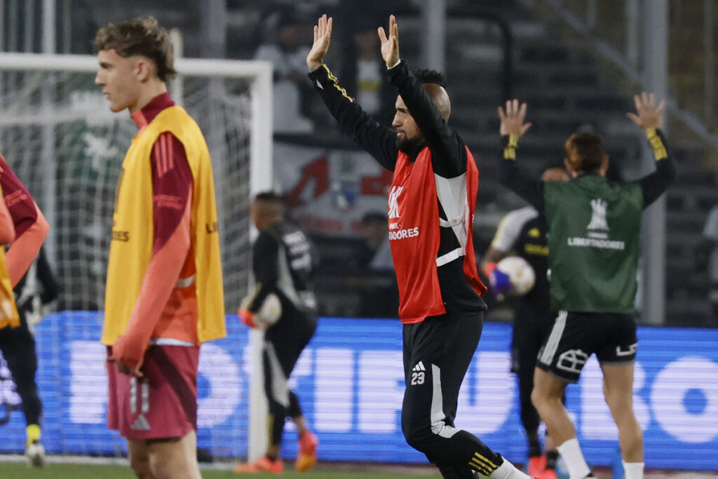 Arturo Vidal saludando con los brazos en alto.