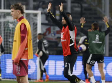 Arturo Vidal saludando con los brazos en alto.