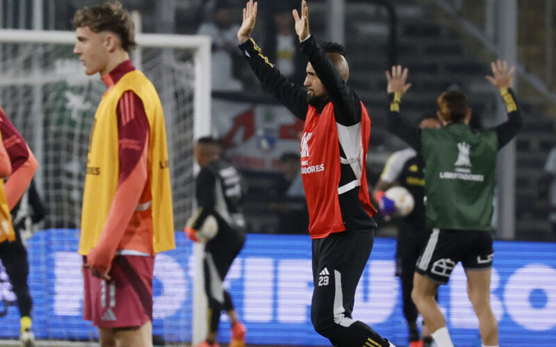 Arturo Vidal saludando con los brazos en alto.