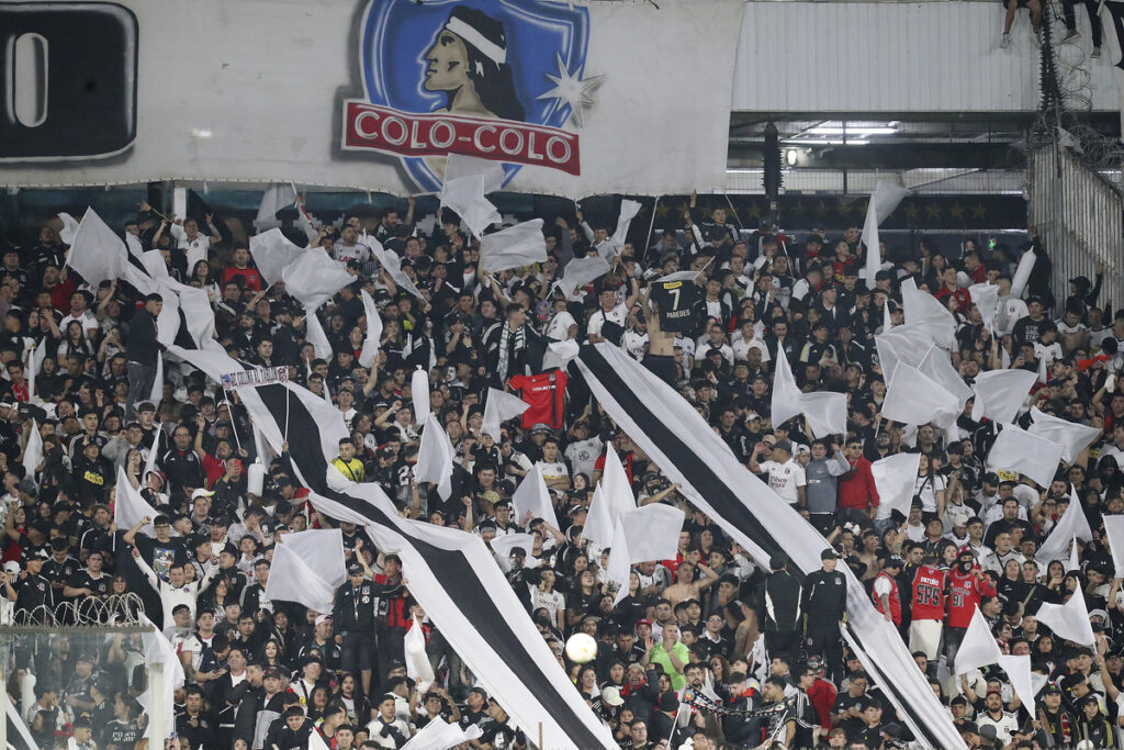 Hinchas de Colo-Colo en el sector Arica del Estadio Monumental.