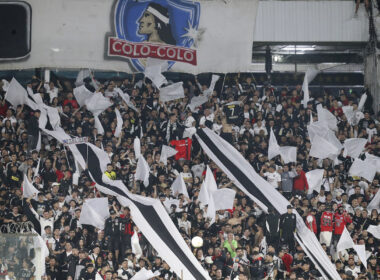 Hinchas de Colo-Colo en el sector Arica del Estadio Monumental.