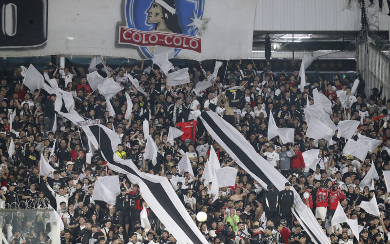 Hinchas de Colo-Colo en el sector Arica del Estadio Monumental.