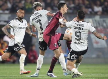 Jugadores de Colo-Colo y River Plate disputando un balón.