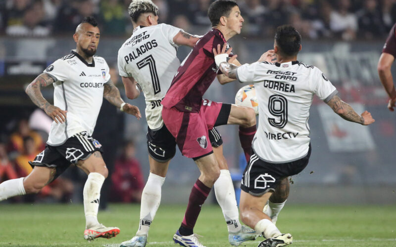 Jugadores de Colo-Colo y River Plate disputando un balón.