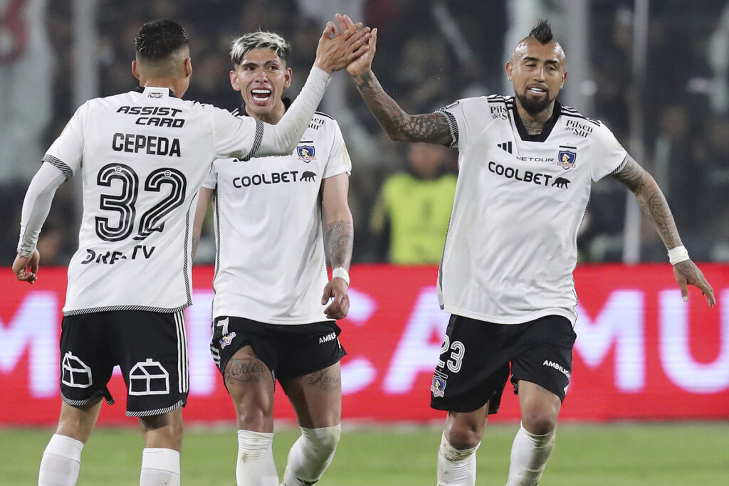 Jugadores de Colo-Colo celebrando un gol.