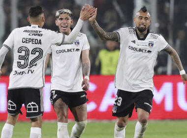 Jugadores de Colo-Colo celebrando un gol.