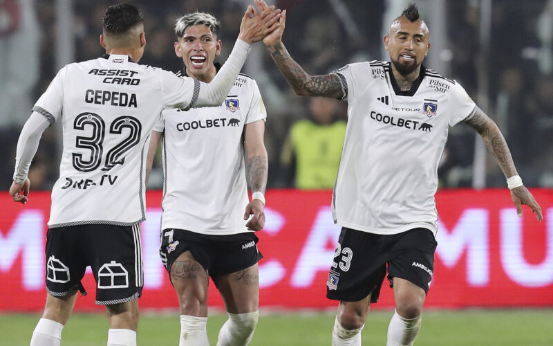 Jugadores de Colo-Colo celebrando un gol.