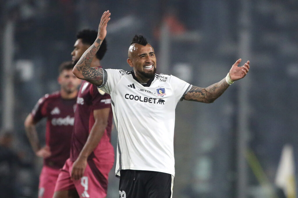 Futbol, Colo Colo vs River Plate.
Cuartos de Final, Copa Libertadores 2024.
El jugador de Colo Colo Arturo Vidal es fotografiado contra River Plate durante el partido de copa libertadores disputado en el estadio Monumental en Santiago, Chile.
17/09/2024
Jonnathan Oyarzun/Photosport

Football, Colo Colo vs River Plate.
Quarter finals, Copa Libertadores 2024.
Colo Colo's player Arturo Vidal is pictured against River Plate during the copa libertadores match at the Monumental stadium in Santiago, Chile.
17/09/2024
Jonnathan Oyarzun/Photosport