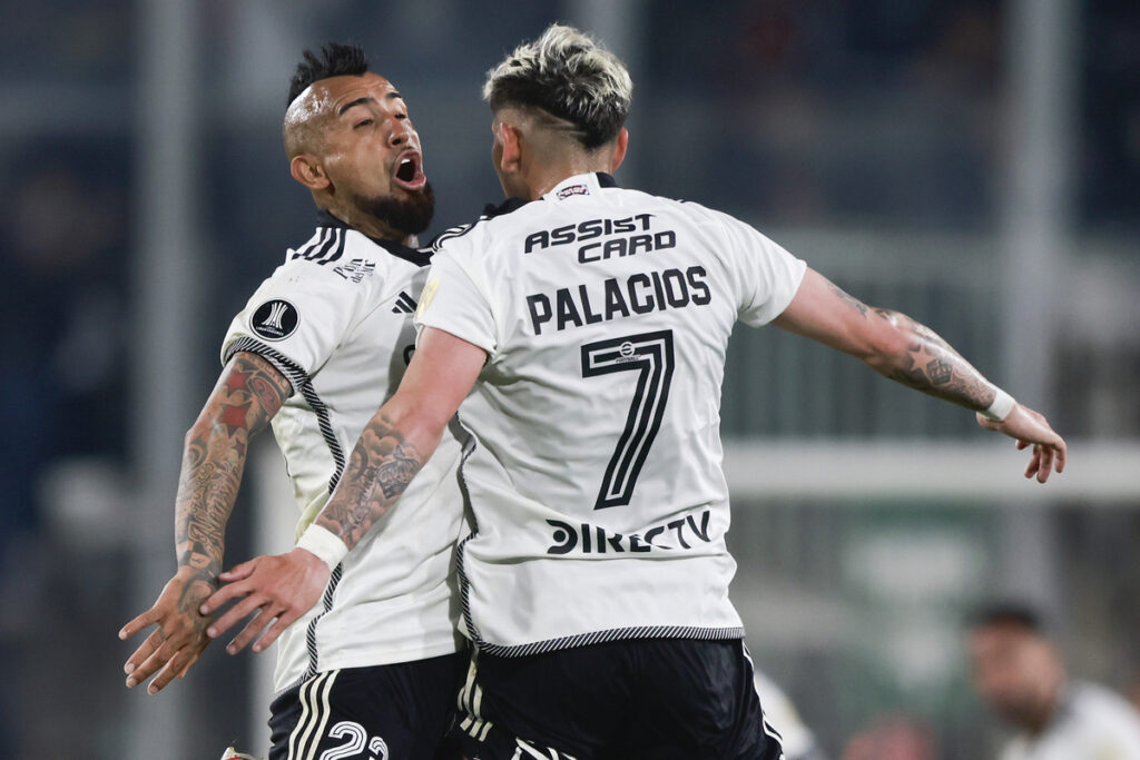 Arturo Vidal y Carlos Palacios celebrando un gol de Colo-Colo.