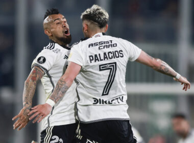 Arturo Vidal y Carlos Palacios celebrando un gol de Colo-Colo.