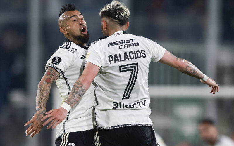 Arturo Vidal y Carlos Palacios celebrando un gol de Colo-Colo.