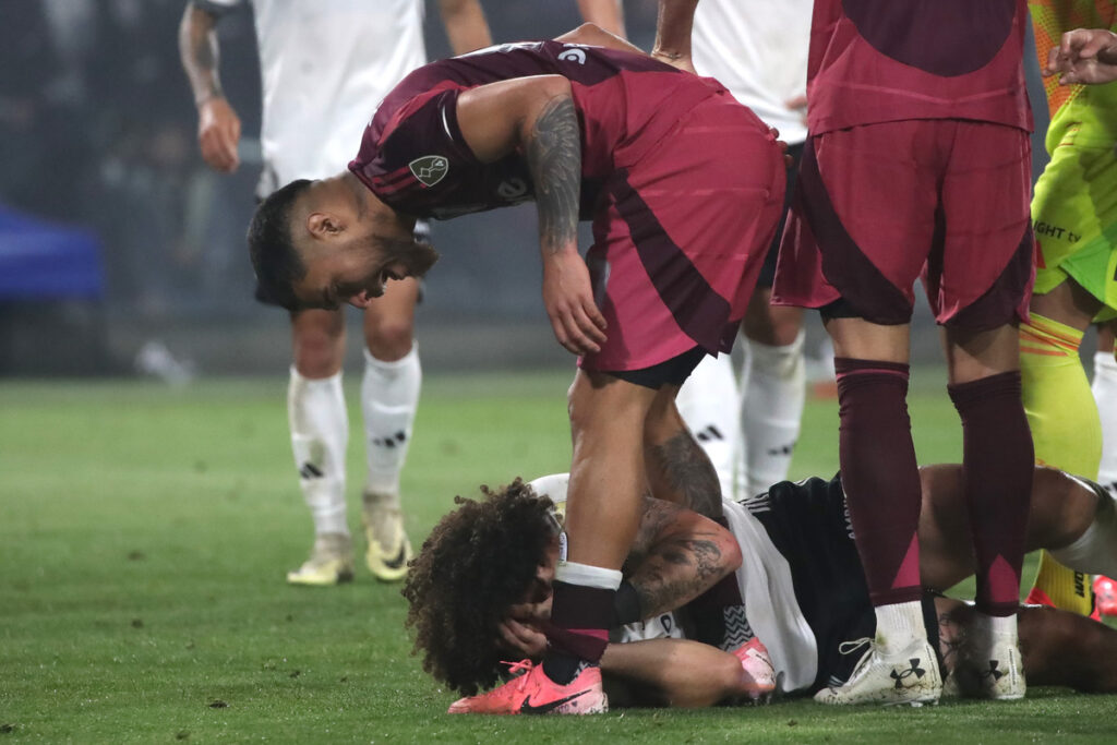 Paulo Díaz gritándole a Maximiliano Falcón en el duelo entre Colo-Colo y River Plate por Copa Libertadores.