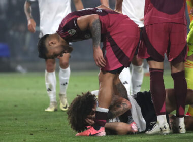 Paulo Díaz gritándole a Maximiliano Falcón en el duelo entre Colo-Colo y River Plate por Copa Libertadores.