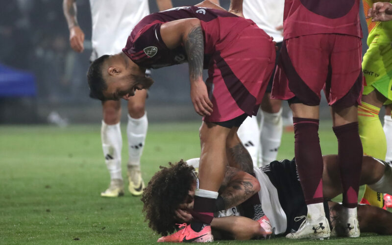 Paulo Díaz gritándole a Maximiliano Falcón en el duelo entre Colo-Colo y River Plate por Copa Libertadores.