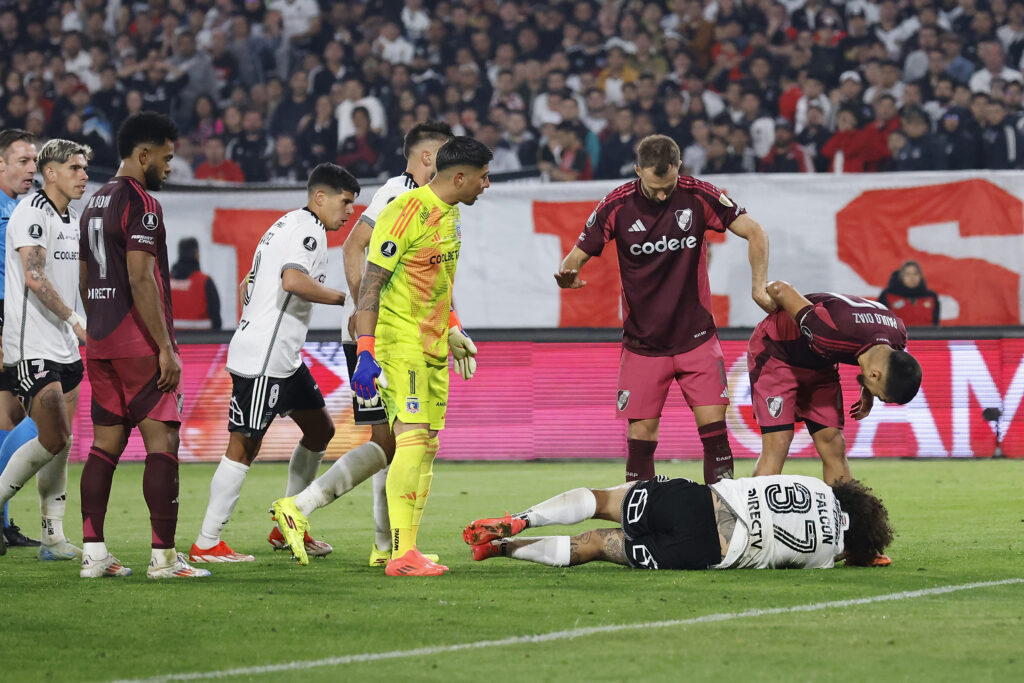 Futbol, Colo Colo vs River Plate.
Cuartos de Final, Copa Libertadores 2024.
El jugador de River Plate Paulo Diaz, derecha, disputa el balon contra Maximiliano Falcon de Colo Colo durante el partido de copa libertadores disputado en el estadio Monumental en Santiago, Chile.
17/09/2024
Pepe Alvujar/Photosport

Football, Colo Colo vs River Plate.
Quarter finals, Copa Libertadores 2024.
River Plate's player Paulo Diaz, right, vies the ball against Maximiliano Falcon of Colo Colo during the copa libertadores match at the Monumental stadium in Santiago, Chile.
17/09/2024
Pepe Alvujar/Photosport