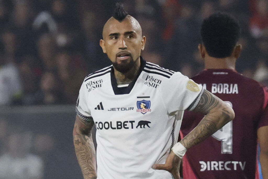 Primer plano de Arturo Vidal con la camiseta de Colo-Colo.