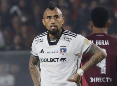 Primer plano de Arturo Vidal con la camiseta de Colo-Colo.