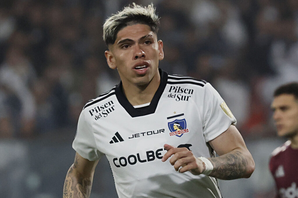 Primer plano de Carlos Palacios con la camiseta de Colo-Colo.