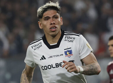 Primer plano de Carlos Palacios con la camiseta de Colo-Colo.