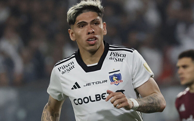 Primer plano de Carlos Palacios con la camiseta de Colo-Colo.