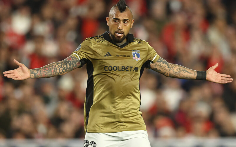 Arturo Vidal con la camiseta de Colo-Colo y los brazos abiertos.