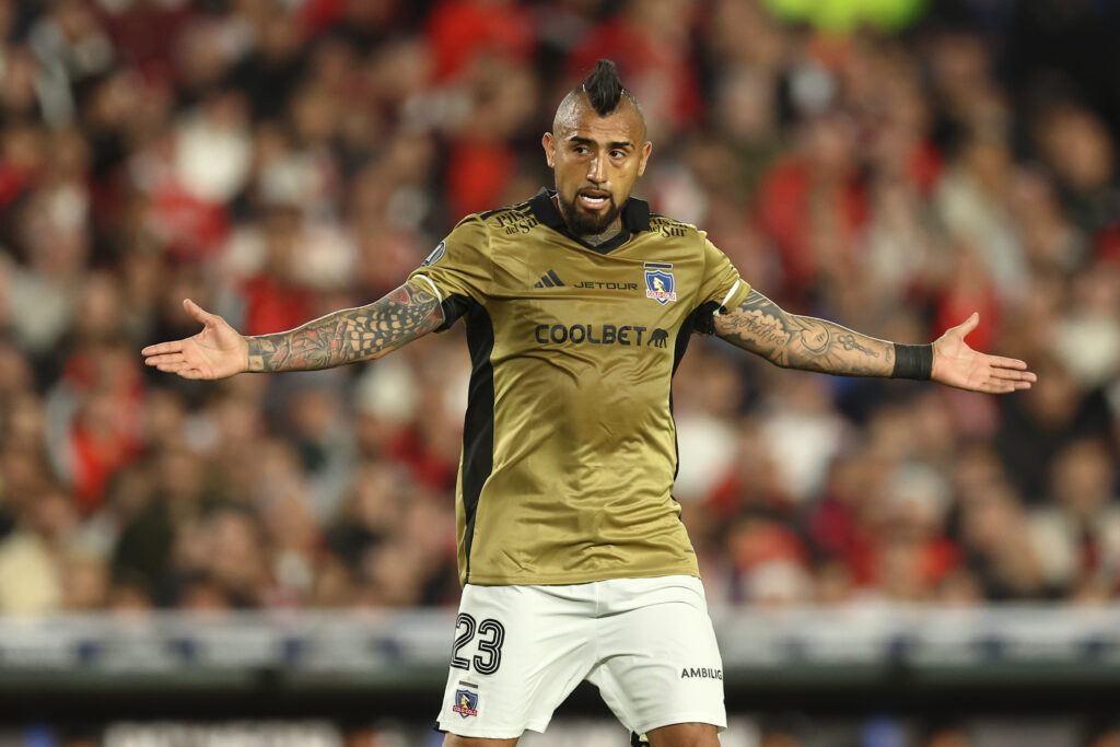 Futbol, River Plate vs Colo Colo. Cuartos de Final, Copa Libertadores 2024. El jugador de Colo Colo, Arturo Vidal, durante el partido de copa libertadores contra River Plate disputado en el estadio Monumental en Buenos Aires, Argentina. 24/09/2024 Alejandro Pagni/Photosport Football, River Plate vs Colo Colo. Quarter finals, Copa Libertadores 2024. Colo Colo's player Arturo Vidal, during the copa libertadores match against River Plate at the Monumental stadium in Buenos Aires, Argentina. 24/09/2024 Alejandro Pagni/Photosport