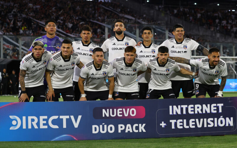 Jugadores de Colo-Colo formados para una foto.