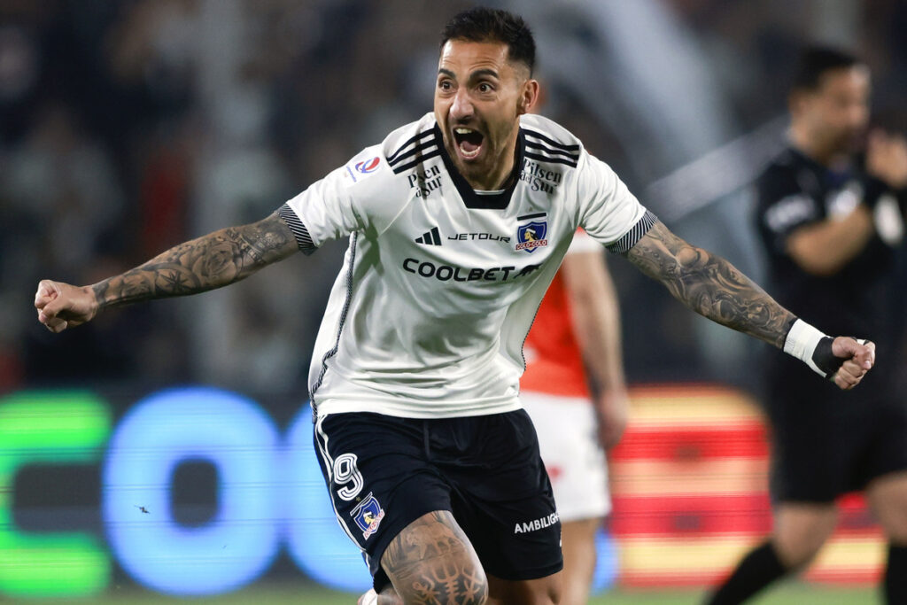 Javier Correa celebrando un gol marcado por Colo-Colo.