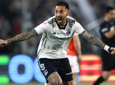 Javier Correa celebrando un gol marcado por Colo-Colo.