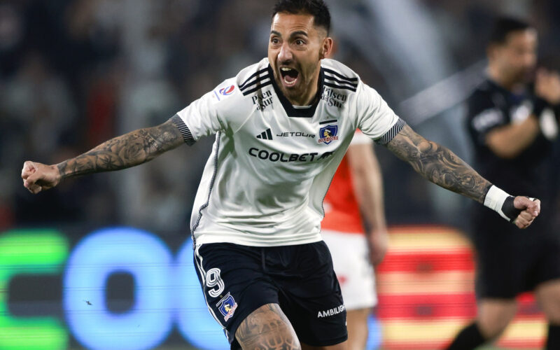 Javier Correa celebrando un gol marcado por Colo-Colo.