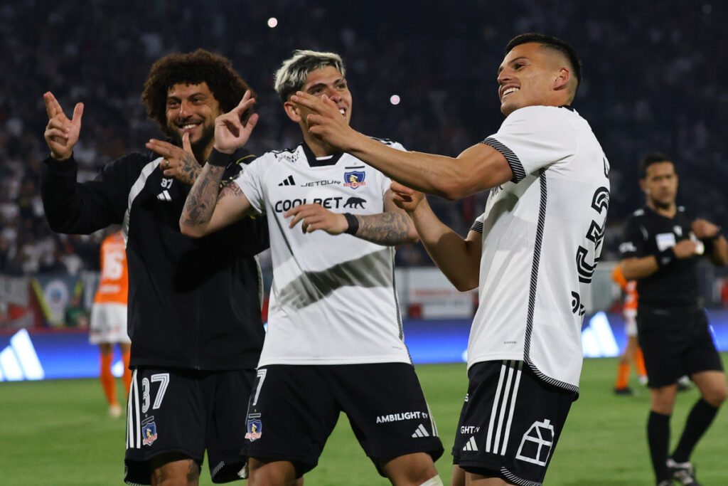 Jugadores de Colo-Colo celebrando un gol.