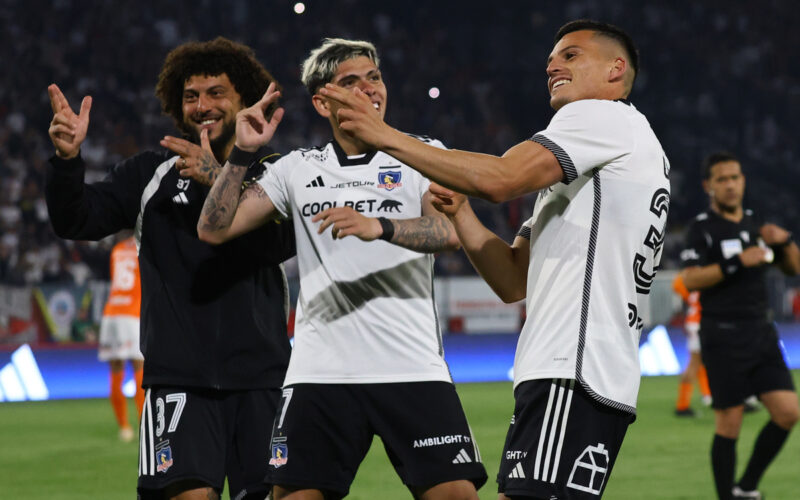 Jugadores de Colo-Colo celebrando un gol.