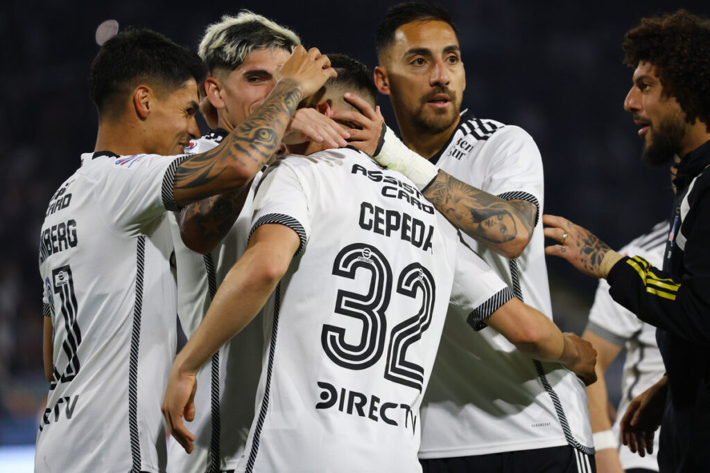 Jugadores de Colo-Colo celebrando un gol.