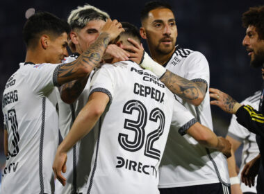 Jugadores de Colo-Colo celebrando un gol.