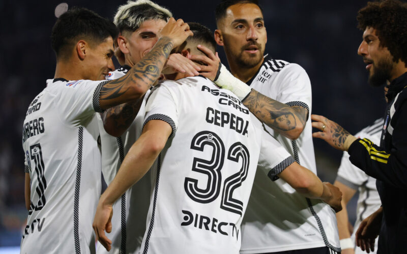 Jugadores de Colo-Colo celebrando un gol.