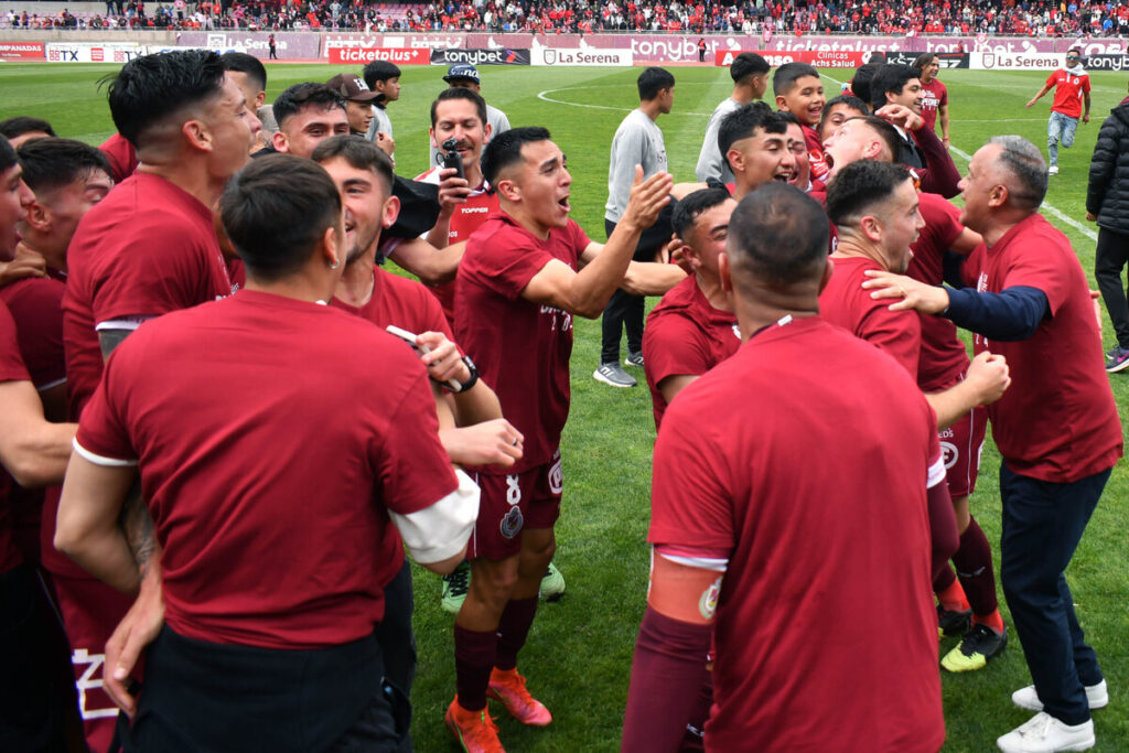 Jugadores y cuerpo técnico de Deportes La Serena celebrando el ascenso a la Primera División.