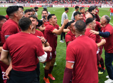 Jugadores y cuerpo técnico de Deportes La Serena celebrando el ascenso a la Primera División.