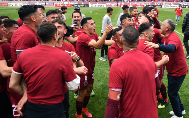 Jugadores y cuerpo técnico de Deportes La Serena celebrando el ascenso a la Primera División.