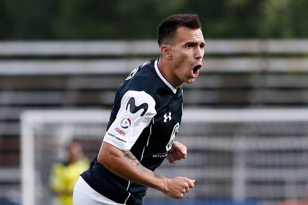 Pablo Mouche celebrando un gol con la camiseta negra de Colo-Colo.