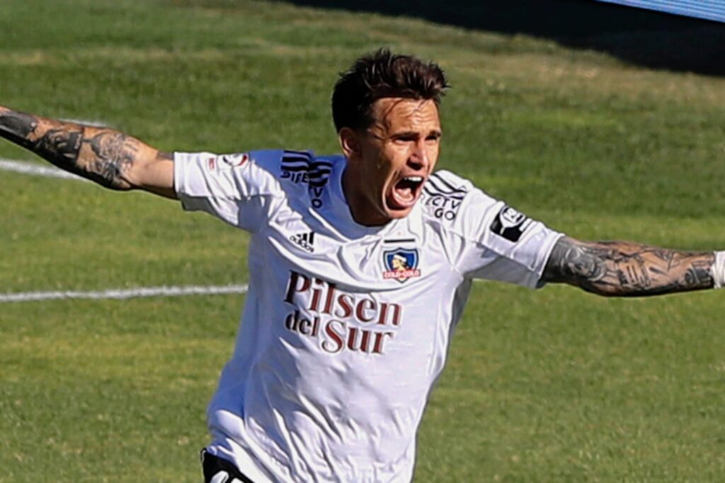 Pablo Mouche celebrando un gol con la camiseta de Colo-Colo.