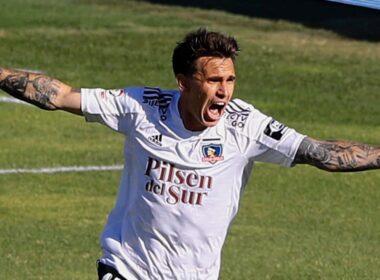 Pablo Mouche celebrando un gol con la camiseta de Colo-Colo.