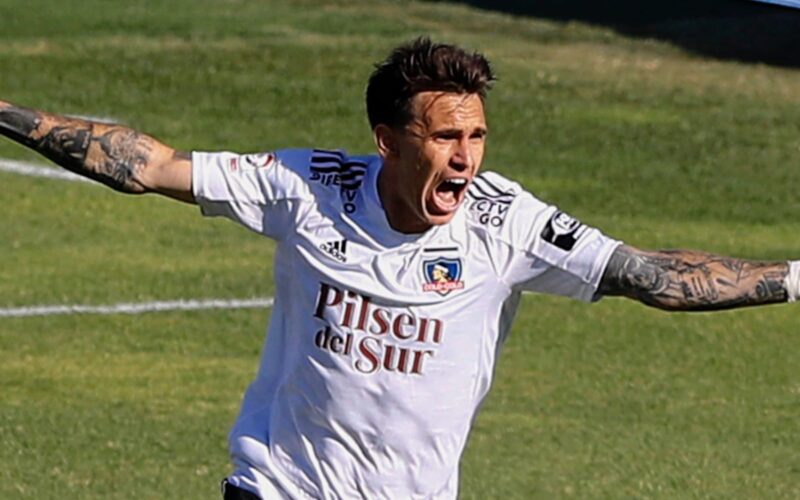 Pablo Mouche celebrando un gol con la camiseta de Colo-Colo.