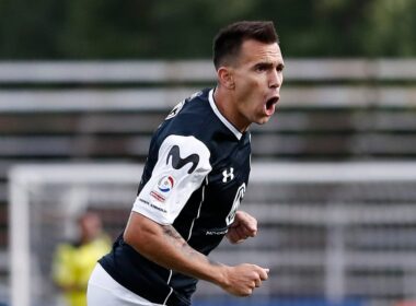 Pablo Mouche celebrando un gol con la camiseta negra de Colo-Colo.