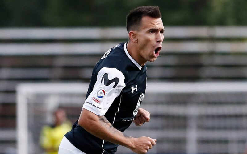 Pablo Mouche celebrando un gol con la camiseta negra de Colo-Colo.