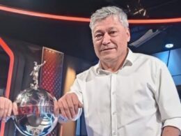 Primer plano a Patricio Yáñez con la Copa Libertadores.