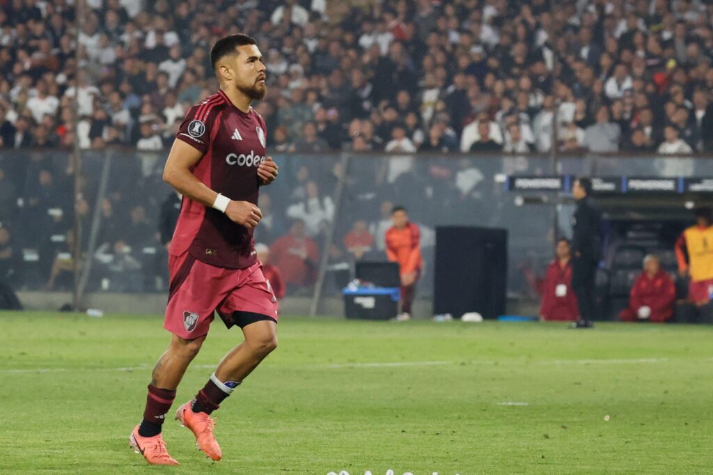 Primer plano a Paulo Díaz con camiseta de River Plate.