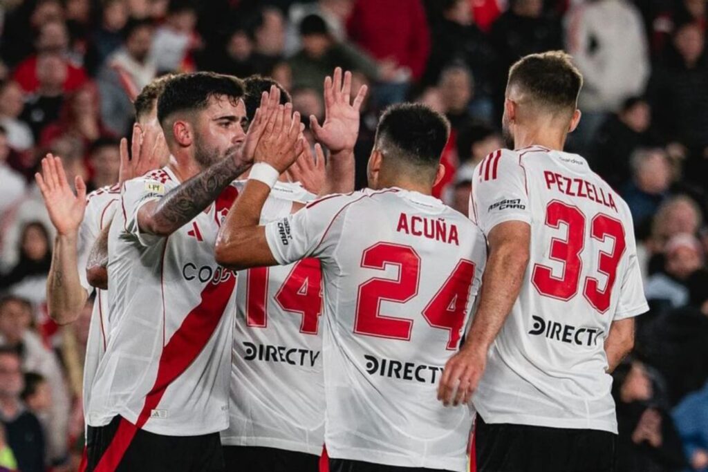 Jugadores de River Plate celebrando un gol.