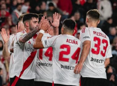 Jugadores de River Plate celebrando un gol.