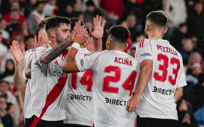 Jugadores de River Plate celebrando un gol.